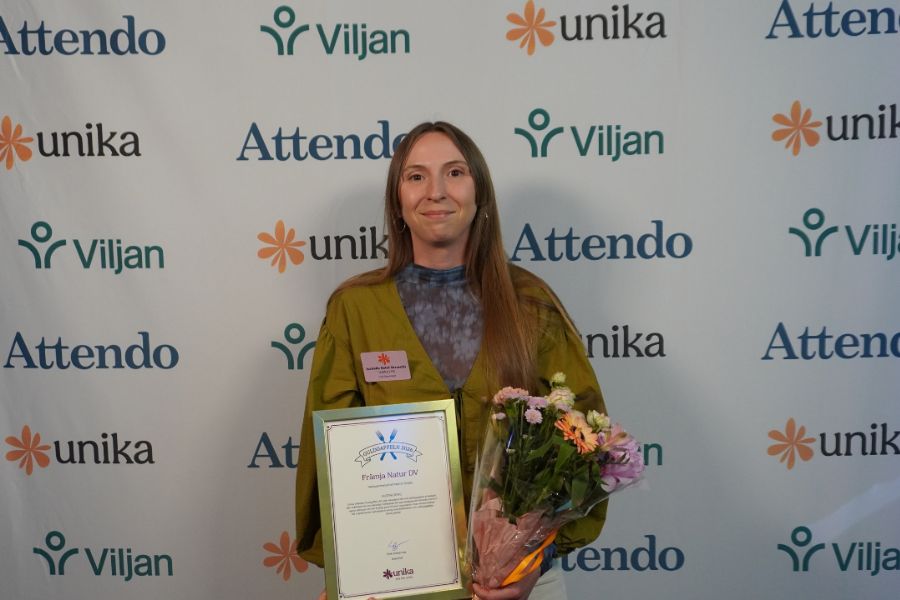 Vinnaren med diplom och blommor