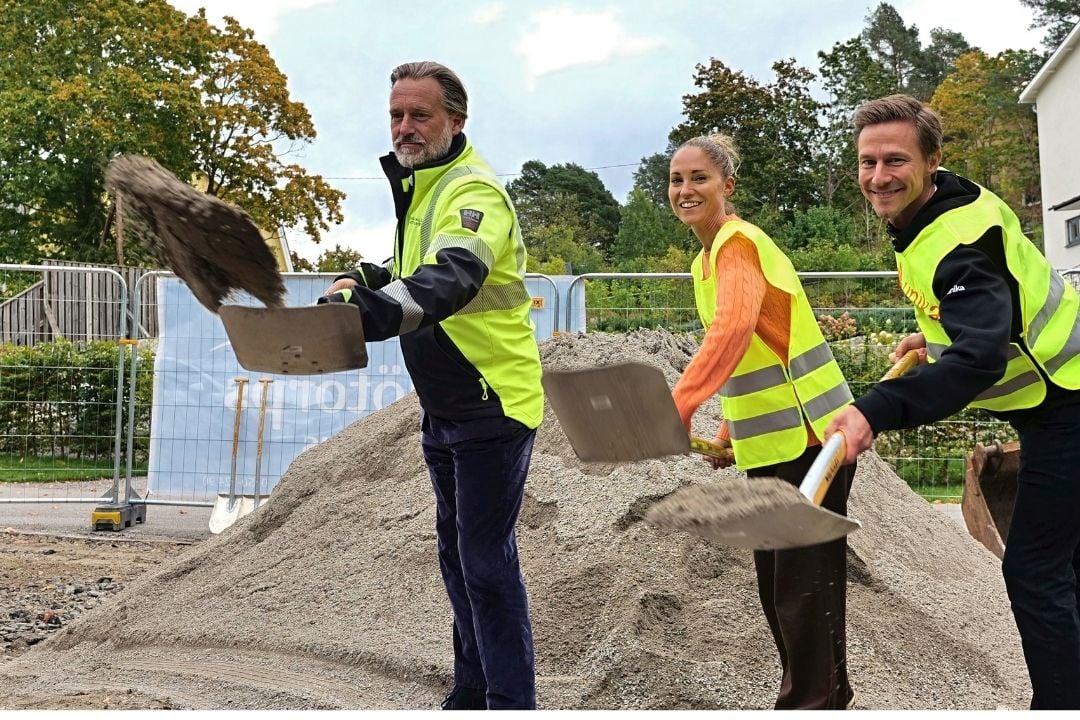 Representanter från Unika och byggbolaget tar det första spadtaget med varsin spade
