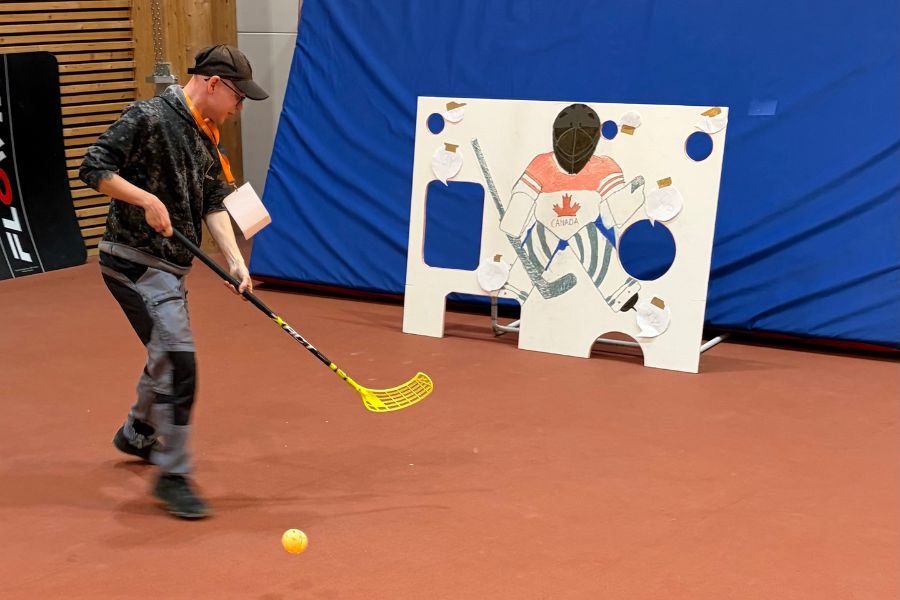 En deltagare skjuter innebandy