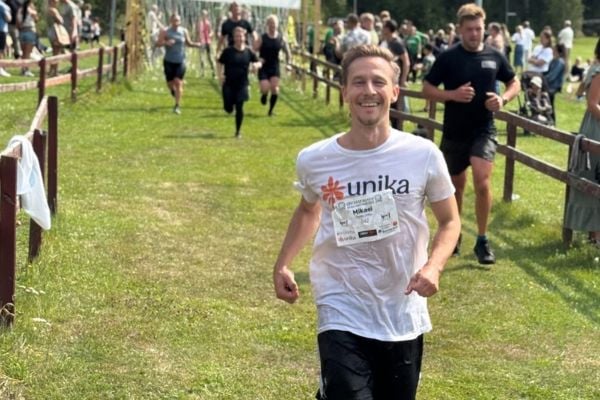 Unikas löpare springer i mål i loppet som stödjer Prader Willis.