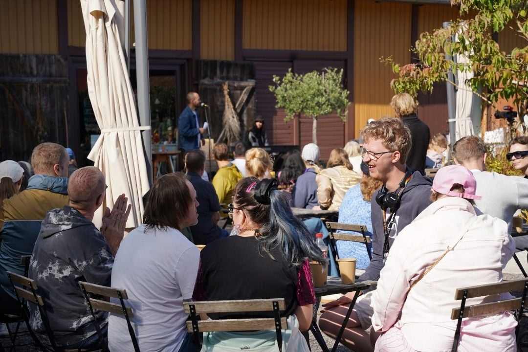 Besökare på hållbarhetsdagen fikar tillsammans ute