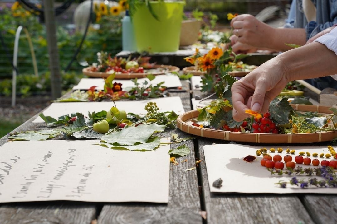Pysselbord med höstiga naturmaterial