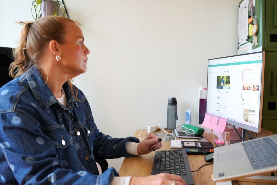 Verksamhetschef Linnea jobbar vid datorn