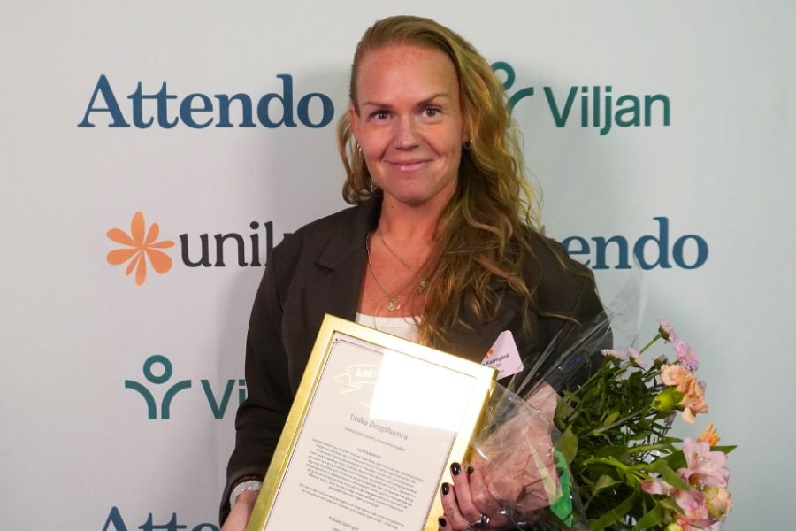 Linnea med blommor och diplom när hon fick ta emot priset. 