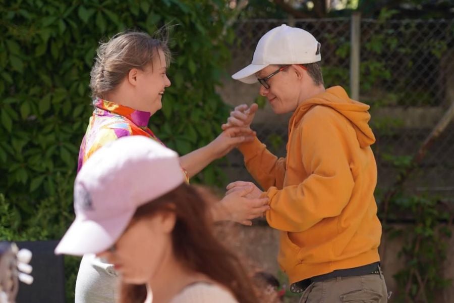 Deltagare på daglig verksamhet kikar igenom en hemmapysslad midsommarstång