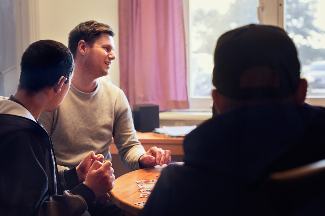 Personer sitter runt ett bord i förhandling