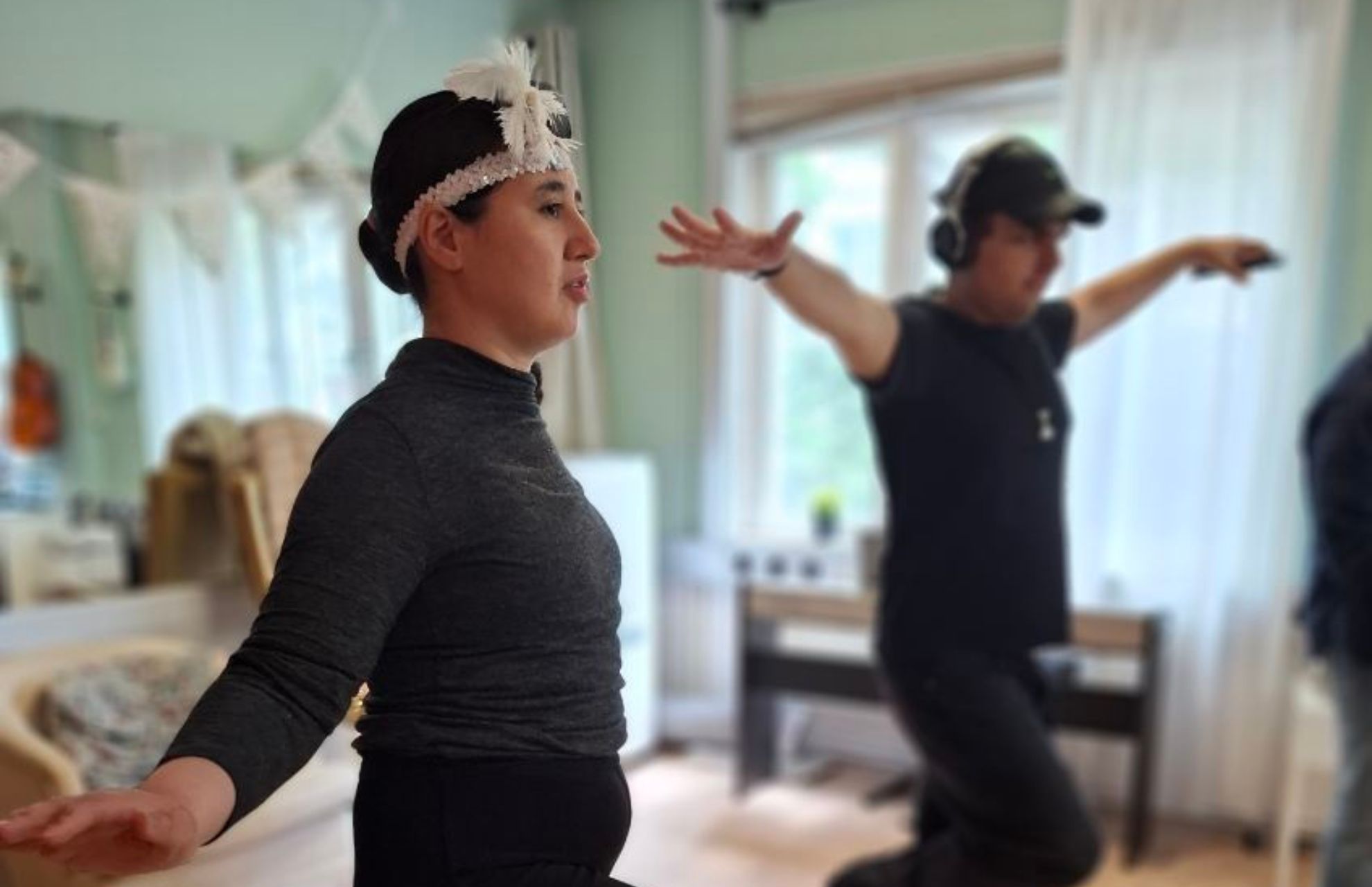 Deltagare på daglig verksamhet tränar på dans