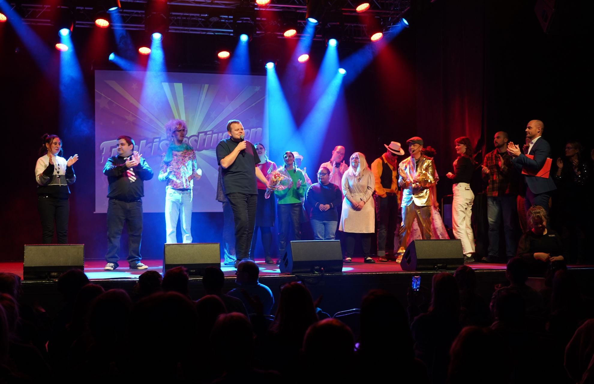 Vinnare i Funkisfestivalen tillsammans med övriga deltagare på scen