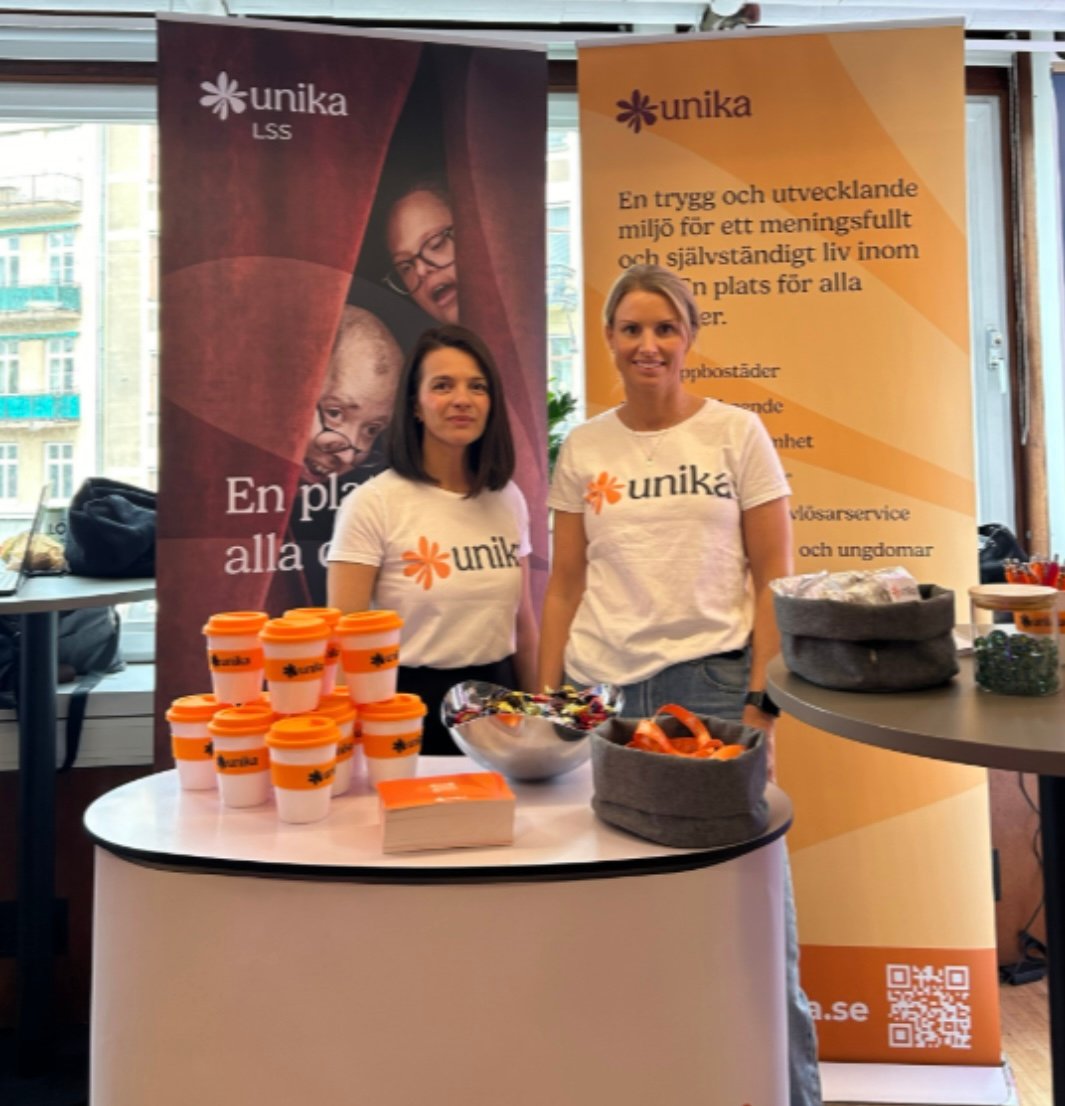 Representanter från Unika i Unikas monter på mässa